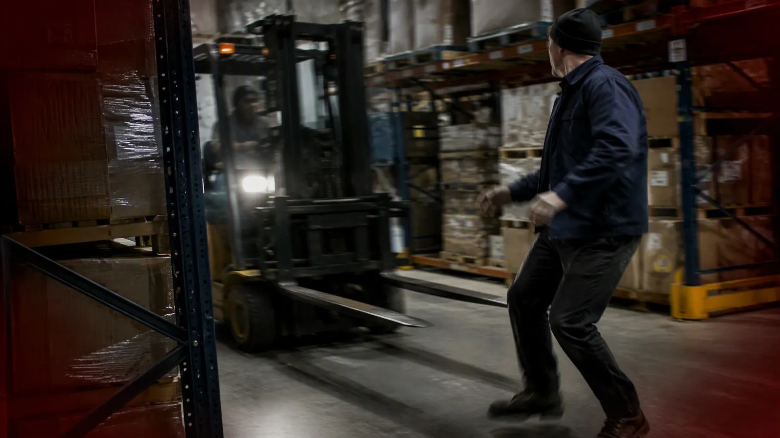 Kör kavşakta son anda fark edilen forklift